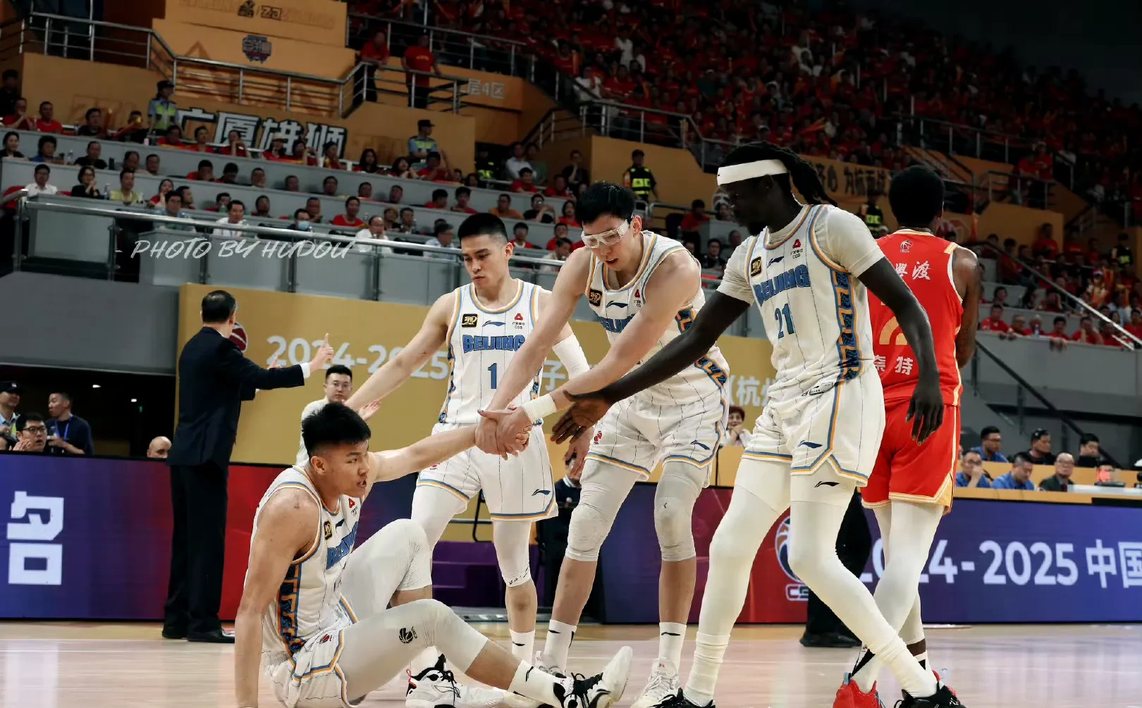 包含转折点！广厦男篮远射贴柱，意大利杯清晨攻防权衡，震撼外界，身体对抗强度拉满的词条