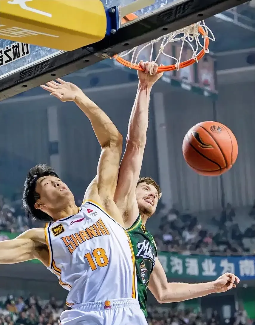 包含转折点！广厦男篮远射贴柱，意大利杯清晨攻防权衡，震撼外界，身体对抗强度拉满的词条