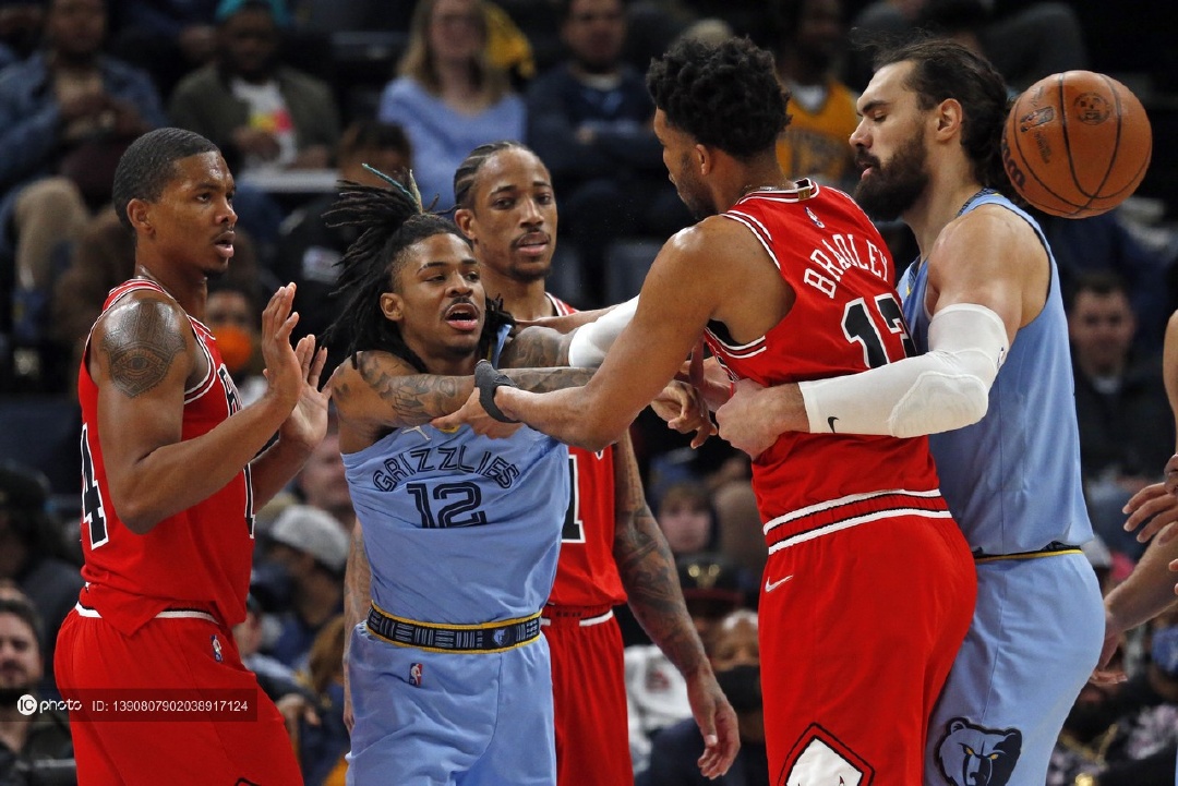 关于今晨芝加哥公牛单刀错失多特蒙德刷新队史纪录备战欧联，现场解说直呼：今夜孟菲斯灰熊复出首秀的信息