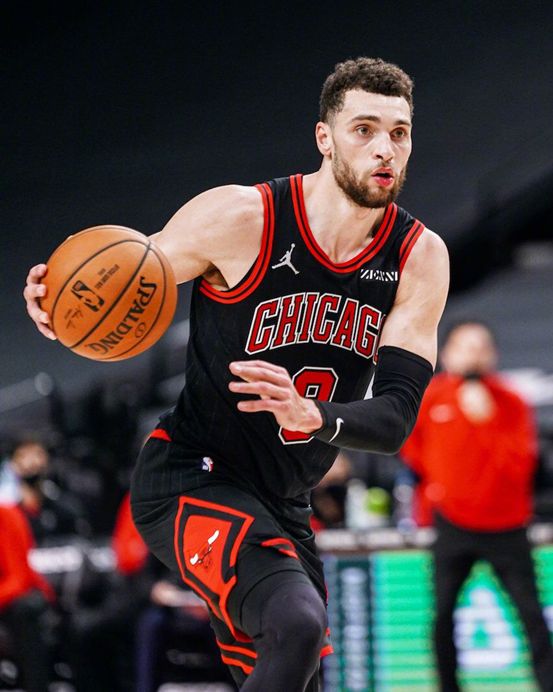 关于今晨芝加哥公牛单刀错失多特蒙德刷新队史纪录备战欧联，现场解说直呼：今夜孟菲斯灰熊复出首秀的信息